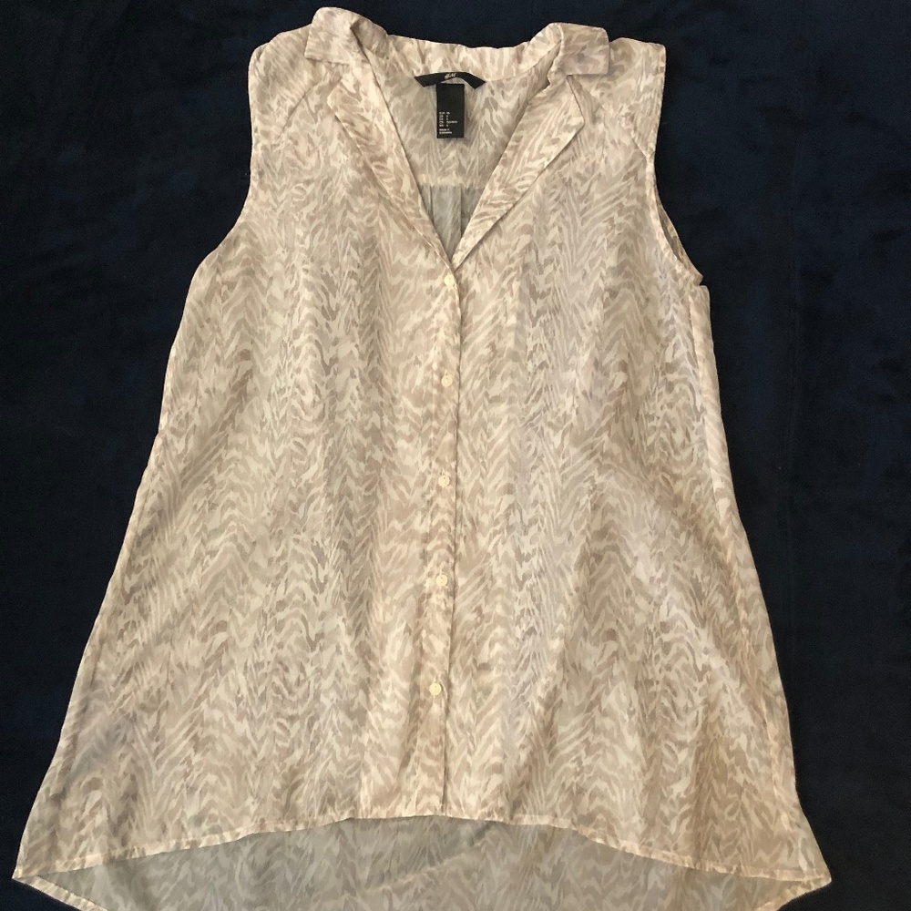 Sleveless flowy top